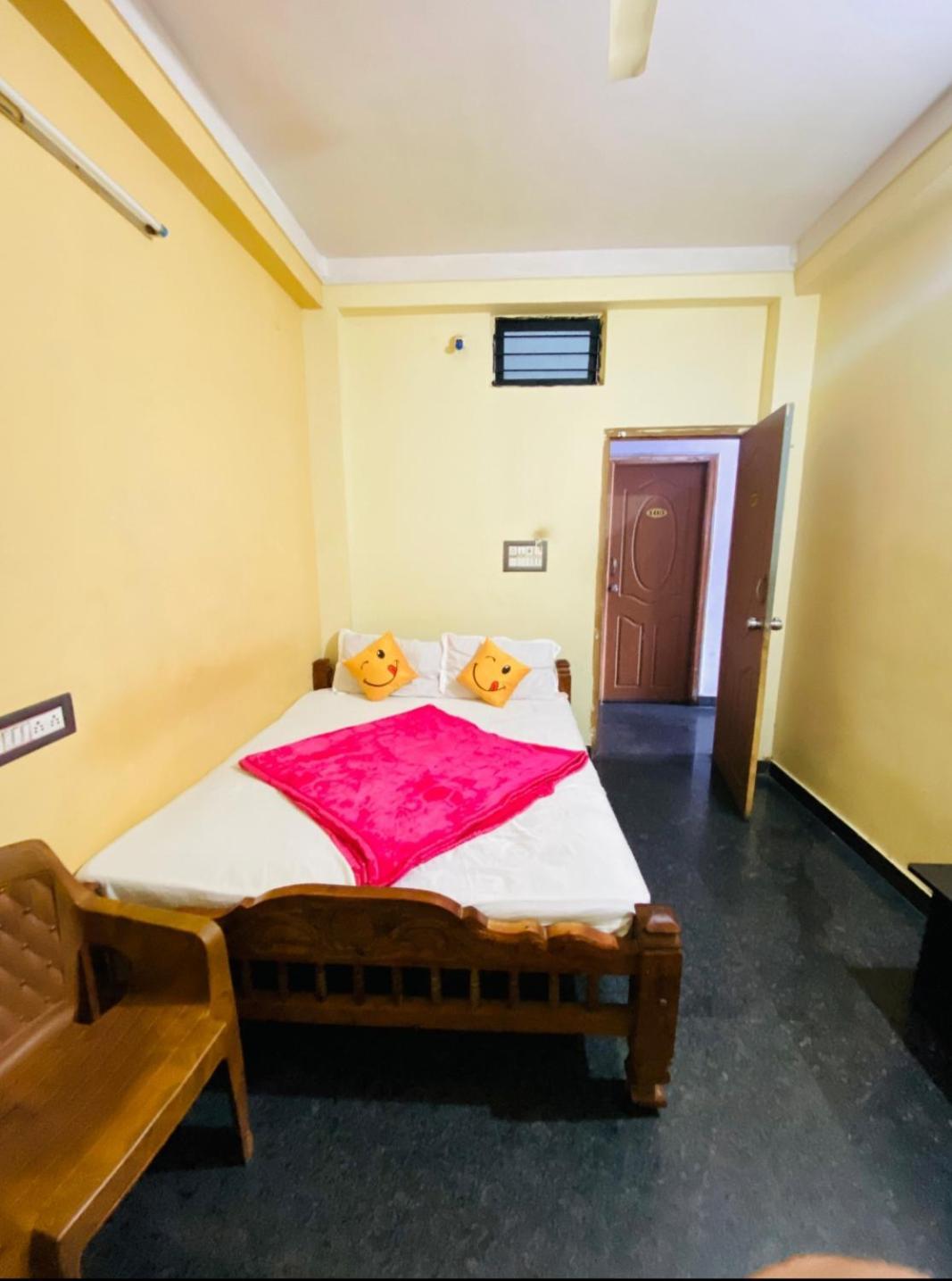 Hotel Hk Residency Mysore Esterno foto